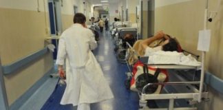 Piedimonte M., indignazione per uomo morto in barella