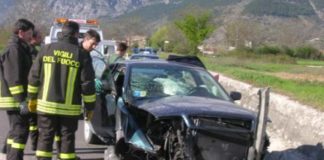 Salerno, bimbo travolto da auto insieme al padre