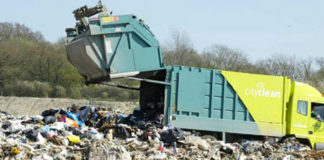 Napoli tra monnezza e cassonetti dati alle fiamme