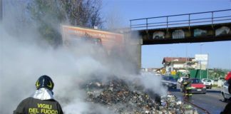 Rifiuti, notte di roghi e proteste a Napoli, tranquilla Terzigno
