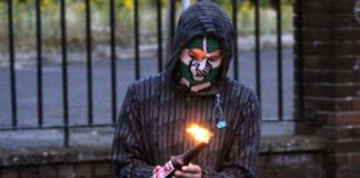 Belfast: violenta protesta dei cattolici, feriti sette agenti di polizia