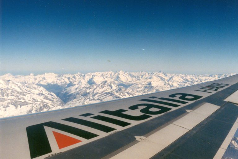 Alleggerivano i bagagli viaggiatori a Fiumicino, presi