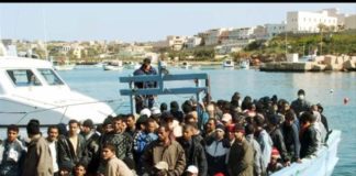 Lampedusa, agganciato barcone con 300 migranti