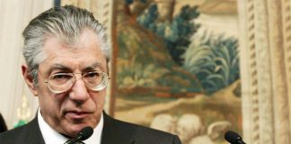 Lega, sindaco protesta davanti albergo di Bossi