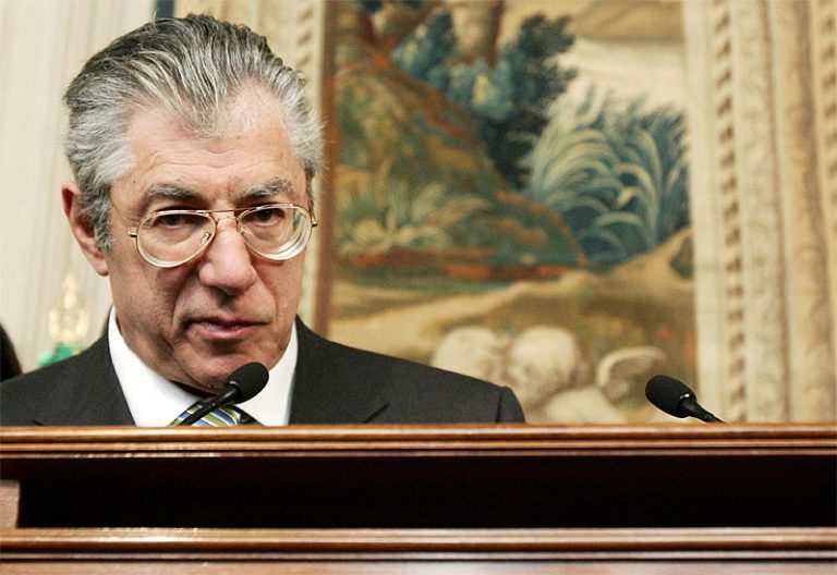 Lega, sindaco protesta davanti albergo di Bossi