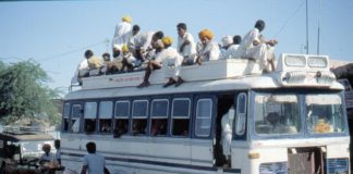 Afghanistan: autobus in scarpata, 35 morti