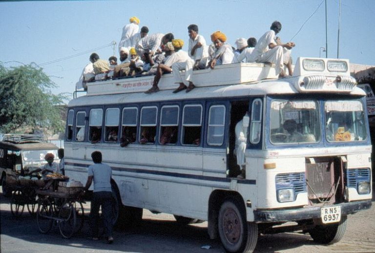 Afghanistan: autobus in scarpata, 35 morti