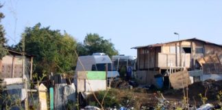 Bimbo rom fulminato a Roma, camminava su lastra di metallo