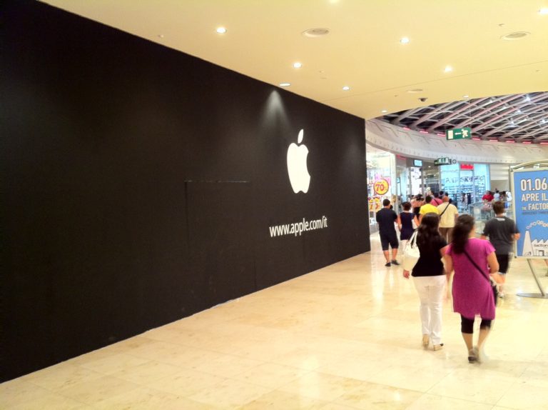 Multa da 1,8 miliardi dell’Antritrust Ue a Apple per abuso di posizione dominante nello streaming musicale