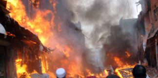 Attenato in moschea in Pakistan, oltre 50 morti