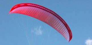 Si lancia con parapendio senza imbragatura, precipita e muore