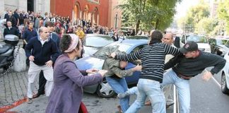 Atti osceni davanti a bimbe, rischia linciaggio