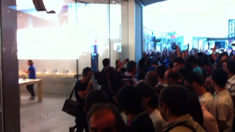 Lunghe code al Campania per l’acquisto dell’Iphone 4S