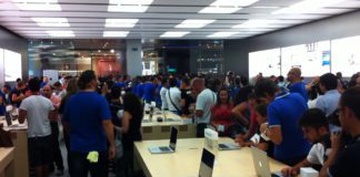 VIDEO – Evento Apple al Campania, fans in festa