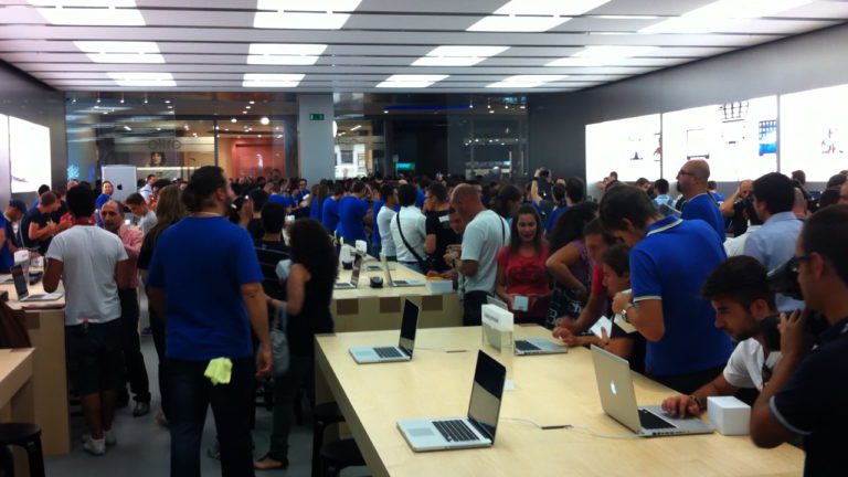 VIDEO – Evento Apple al Campania, fans in festa