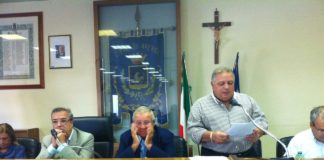 Aversa, il sindaco raccoglie le firme per la sua sfiducia