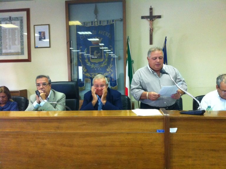 Aversa, il sindaco raccoglie le firme per la sua sfiducia