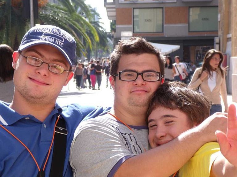 Alunna Down discriminata, tolta da foto di classe