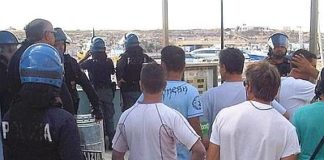 Lampedusa, incendiata auto direttore centro immigrati