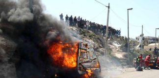 Lampedusa, guerriglia cittadini-immigrati: sindaco assediato