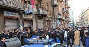 Gruppo di donne blocca scippatore a Roma