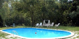 Malore in piscina, medico muore in vacanza a Lecce