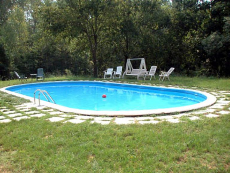 Malore in piscina, medico muore in vacanza a Lecce