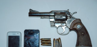 Pistola in casa, arrestata un’intera famiglia