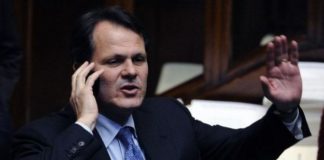 Respinta sfiducia a Romano, bagarre alla Camera