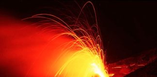 Eruzione dell’Etna, chiude aeroporto Catania: “Pista sporca e inagibile”