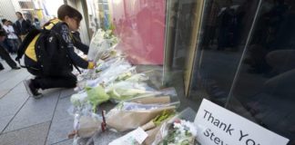 Pellegrinaggio per l’ultimo saluto a Jobs