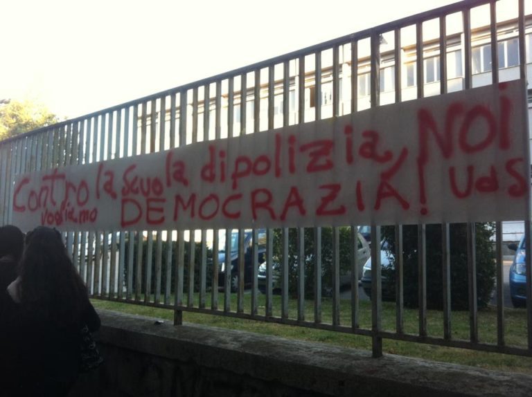 Libertà di manifestare, azione al Manzoni