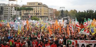 Pd in piazza San Giovanni, Renzi contestato