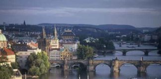 Italiano cade da Ponte San Carlo per foto ricordo