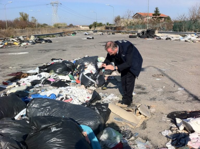 Rifiuti sull’asse viario, Onofaro: “Ora basta”