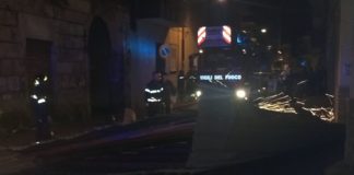 Villa Literno, crolla tettoia in centro: tragedia sfiorata