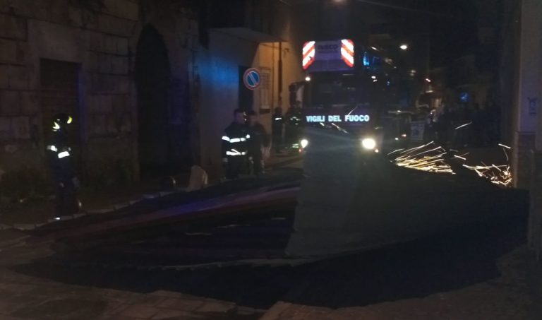Villa Literno, crolla tettoia in centro: tragedia sfiorata