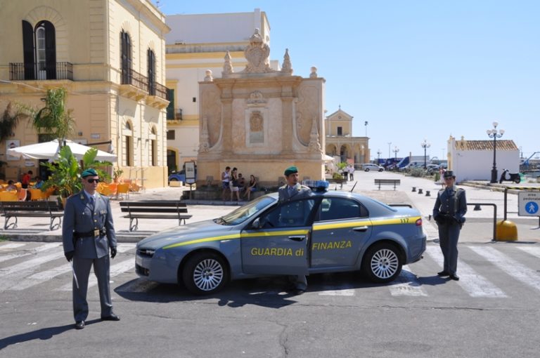 Blitz Guardia Finanza di Napoli: sequestrata raffineria, 2 arresti e 11 denunce