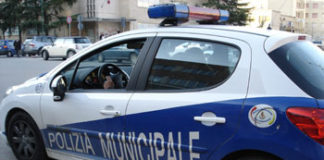 Bomba artigianale davanti sede vigili a Torino