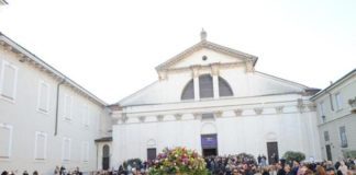 Applausi e “Bella ciao” per l’ultimo saluto a Bocca