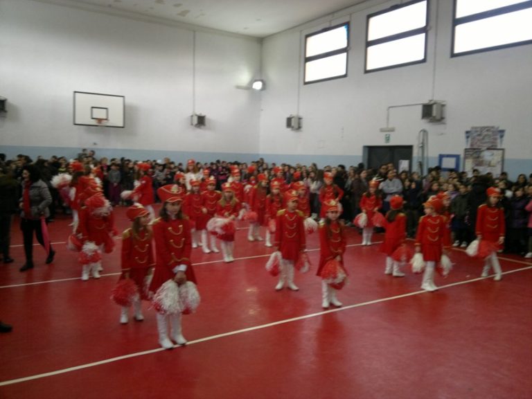 Babbo Natale porta regali agli alunni del “Gaglione”