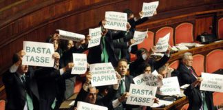 Manovra, bagarre alla Camera: leghisti in rivolta