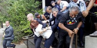 Australia, aborigeni aggrediscono premier, lei fugge