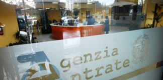 Napoletano vessato da Agenzia delle Entrate, storica sentenza del giudice di pace: risarcito cittadino