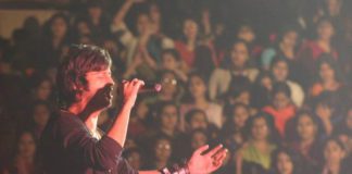 Caccia a autografo star, 3 ragazze morte calpestate