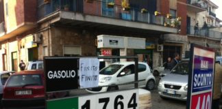 Decreto carburanti, sanzioni fino a 6mila euro ai benzinai che non espongono i prezzi: dopo terza multa scatta sospensione