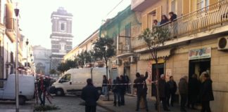 Bomba in centro Aversa, devastato negozio calzature