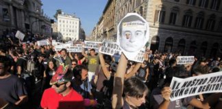 Blitz indignados al Colosseo, sfilata in maschera