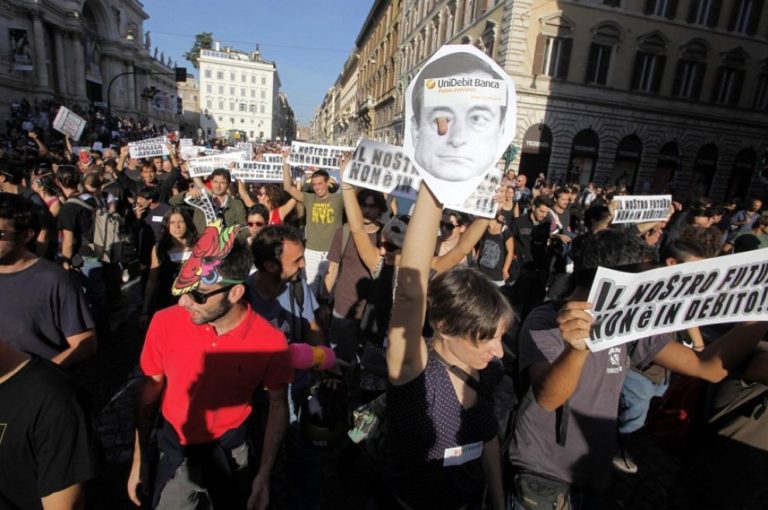 Blitz indignados al Colosseo, sfilata in maschera