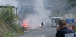 Violenti scontri al confine tra Kosovo e Serbia